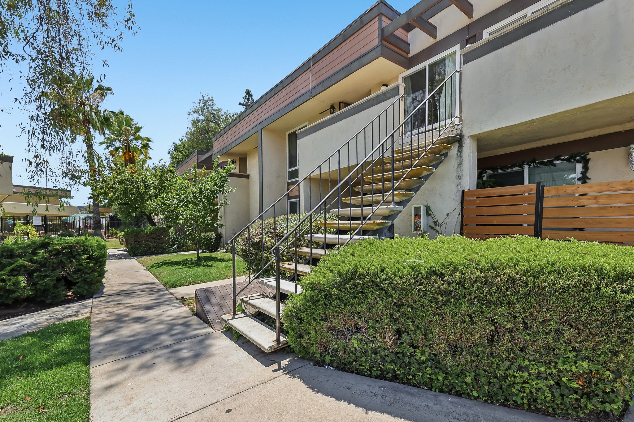 E Bradley Ave 54-S1406-002.jpg