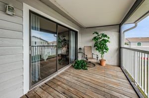 Upper Level Master Bedroom Balcony4