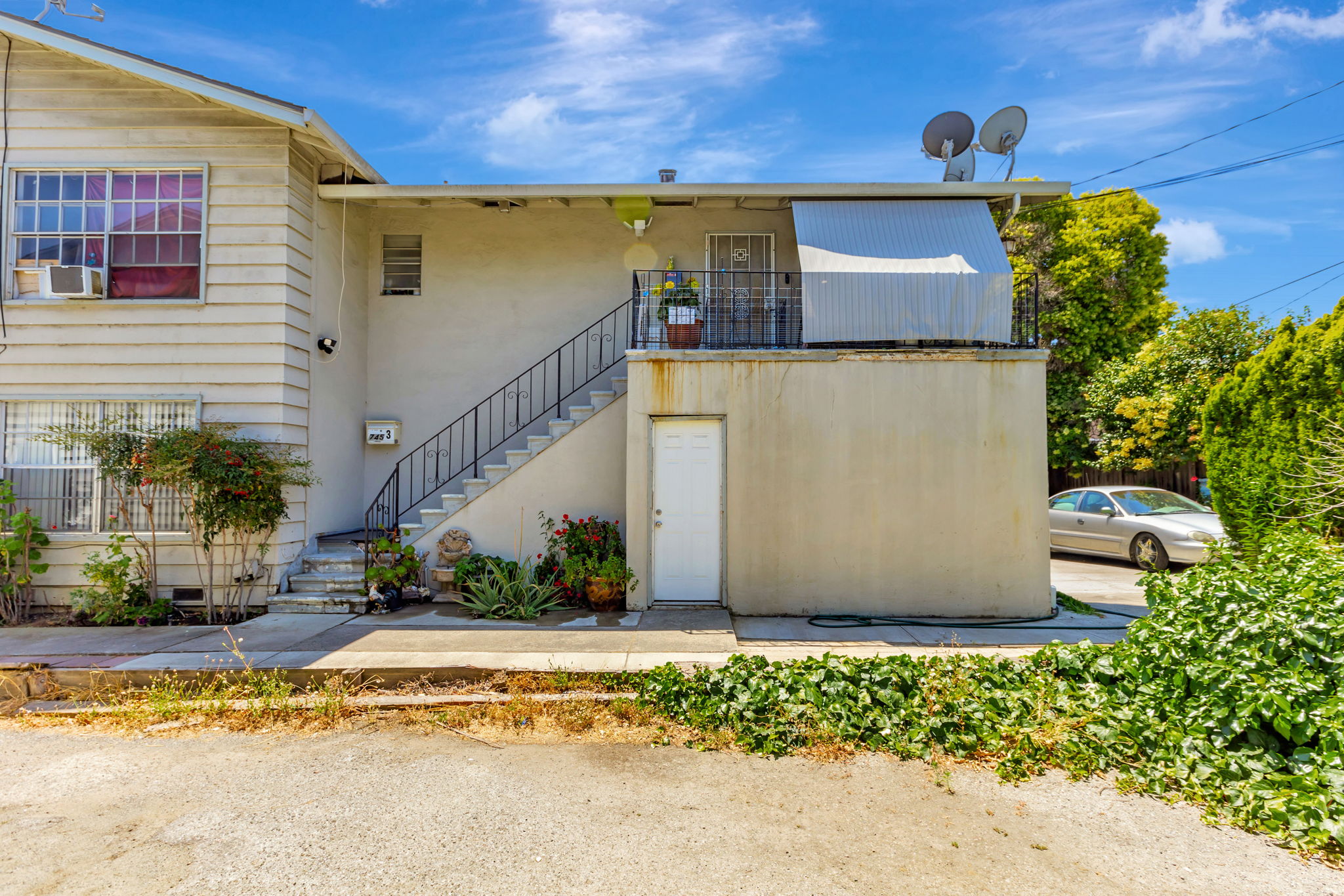 056_745 Reseda Dr