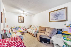 034_745 Reseda Dr