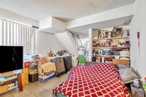 037_745 Reseda Dr