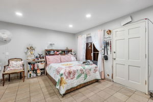 041_745 Reseda Dr
