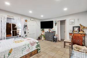 042_745 Reseda Dr