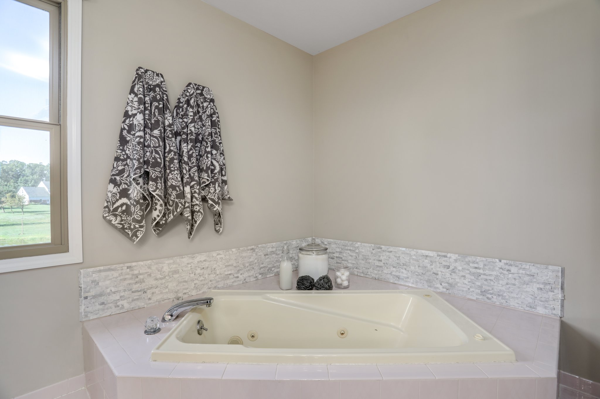 Master bath corner soaking tub