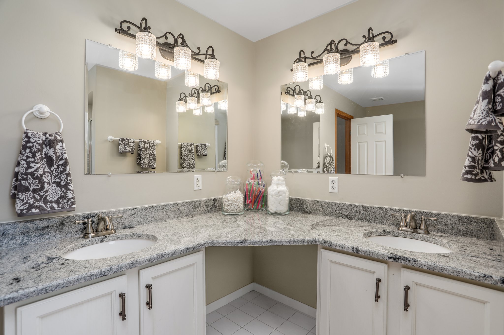 Master bath with brand new granite, sinks and fixtures!