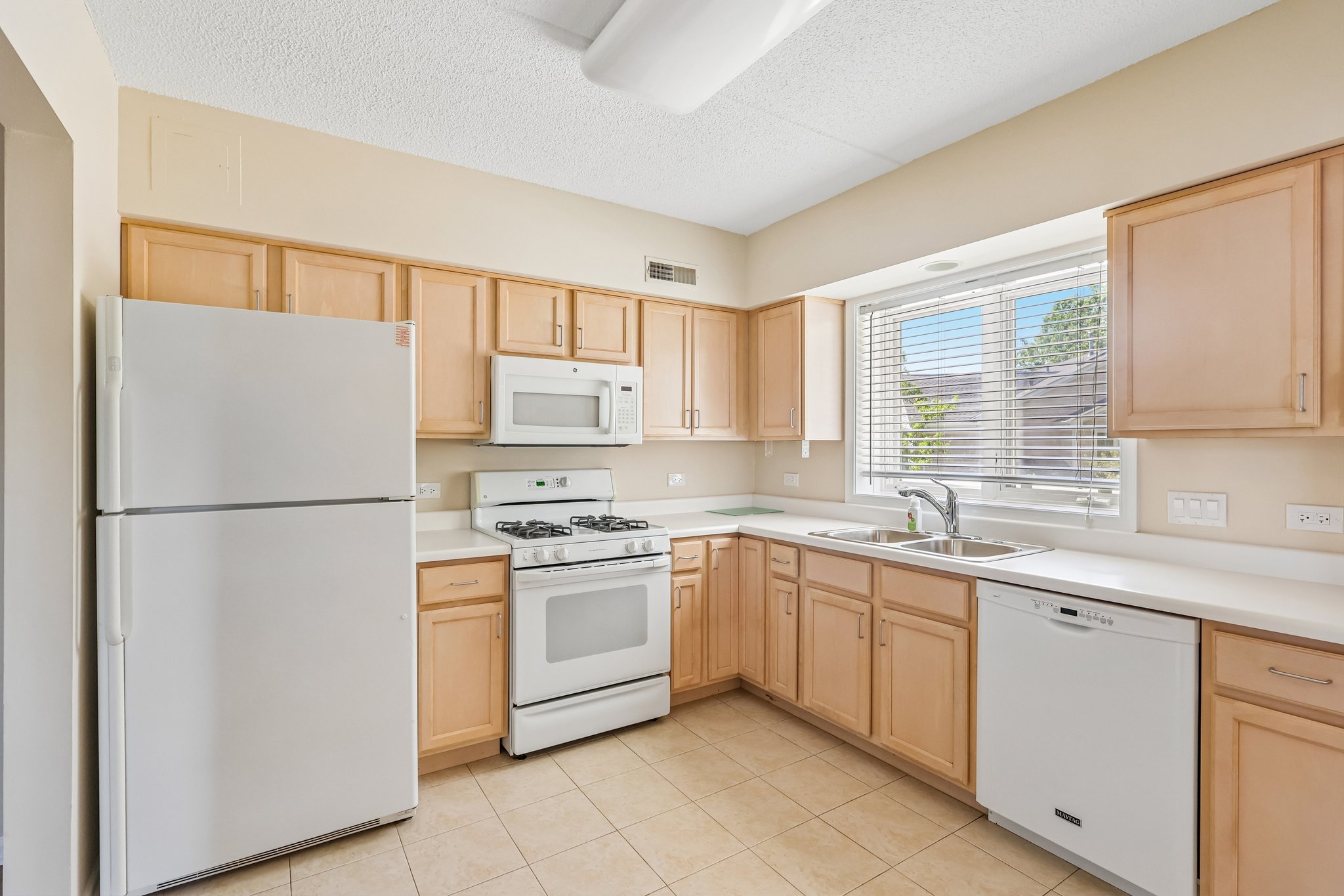 N Lincoln Ave 204-S2105-012.jpg