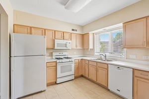 N Lincoln Ave 204-S2105-012.jpg