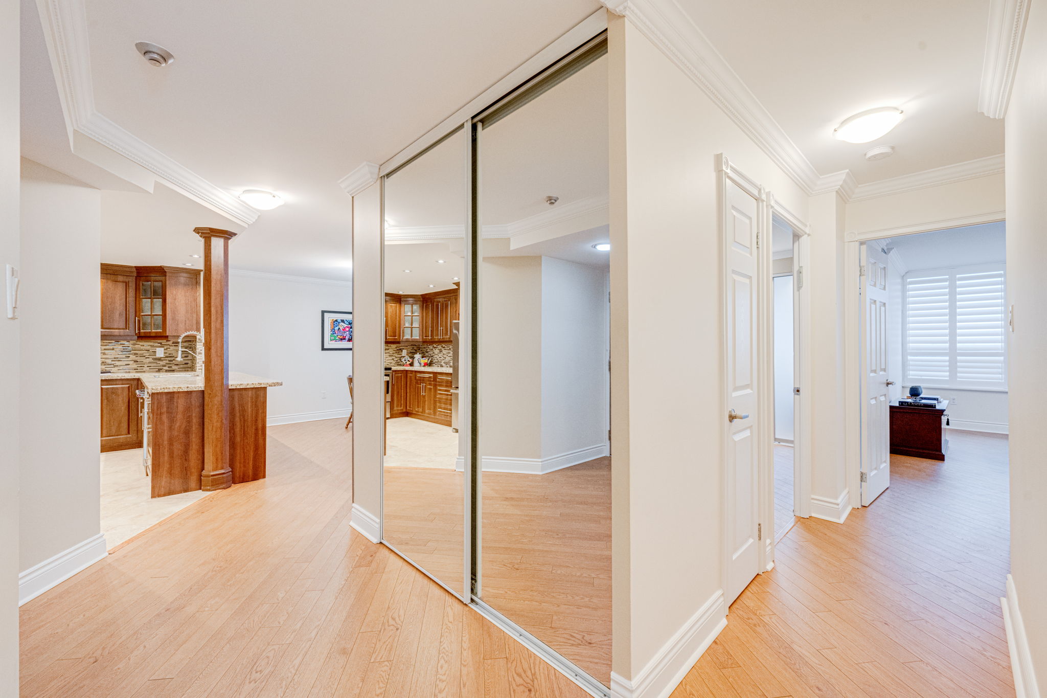 7460 Bathurst St Unit 806 Vaughan, ON L4J 7K9