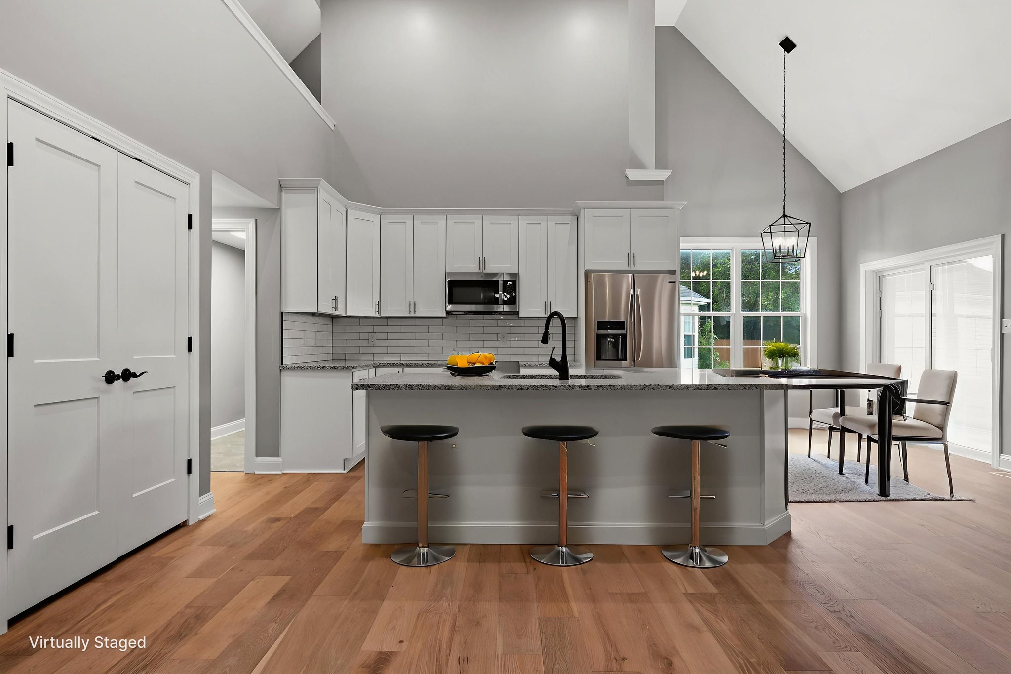 DSC07194 virtually staged.jpeg