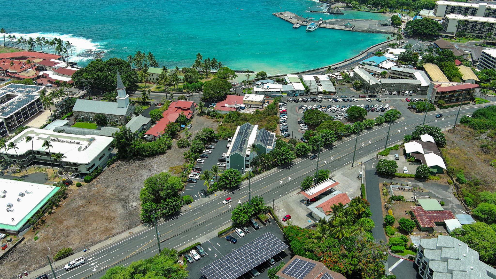 You can see the location of Kalanikai (with solar panels bottom of photo) relative to the pier. "Downtown" Kailua Kona. Great Location!