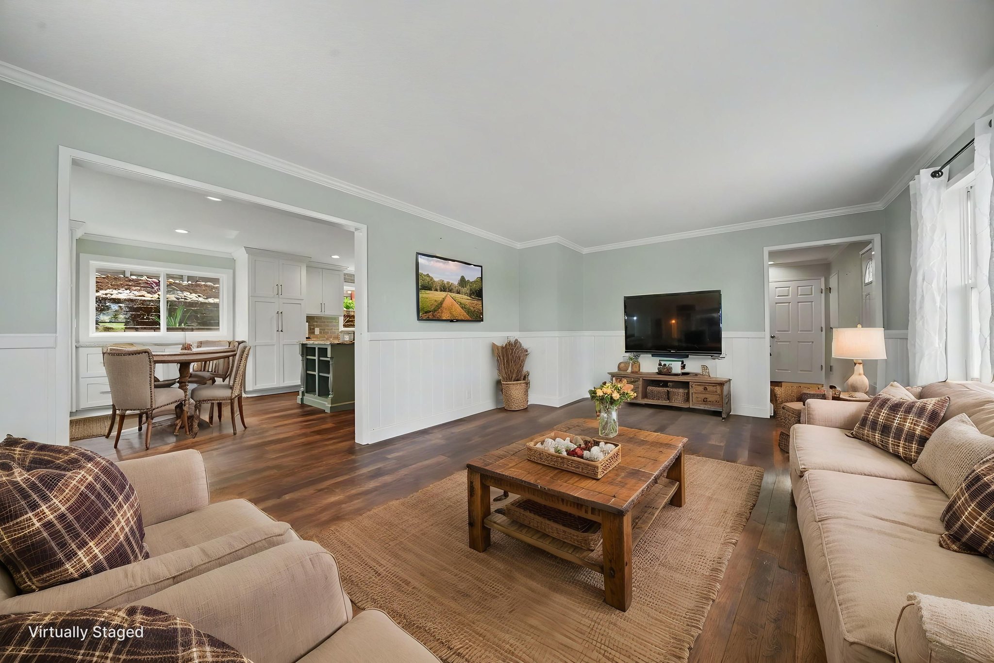 DSC03409 virtually staged.jpeg