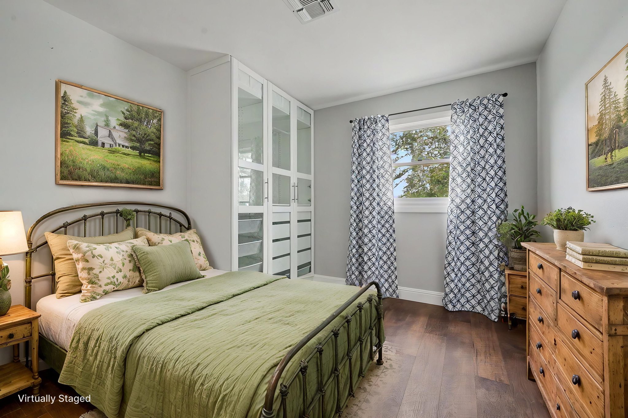 DSC03516 virtually staged.jpeg