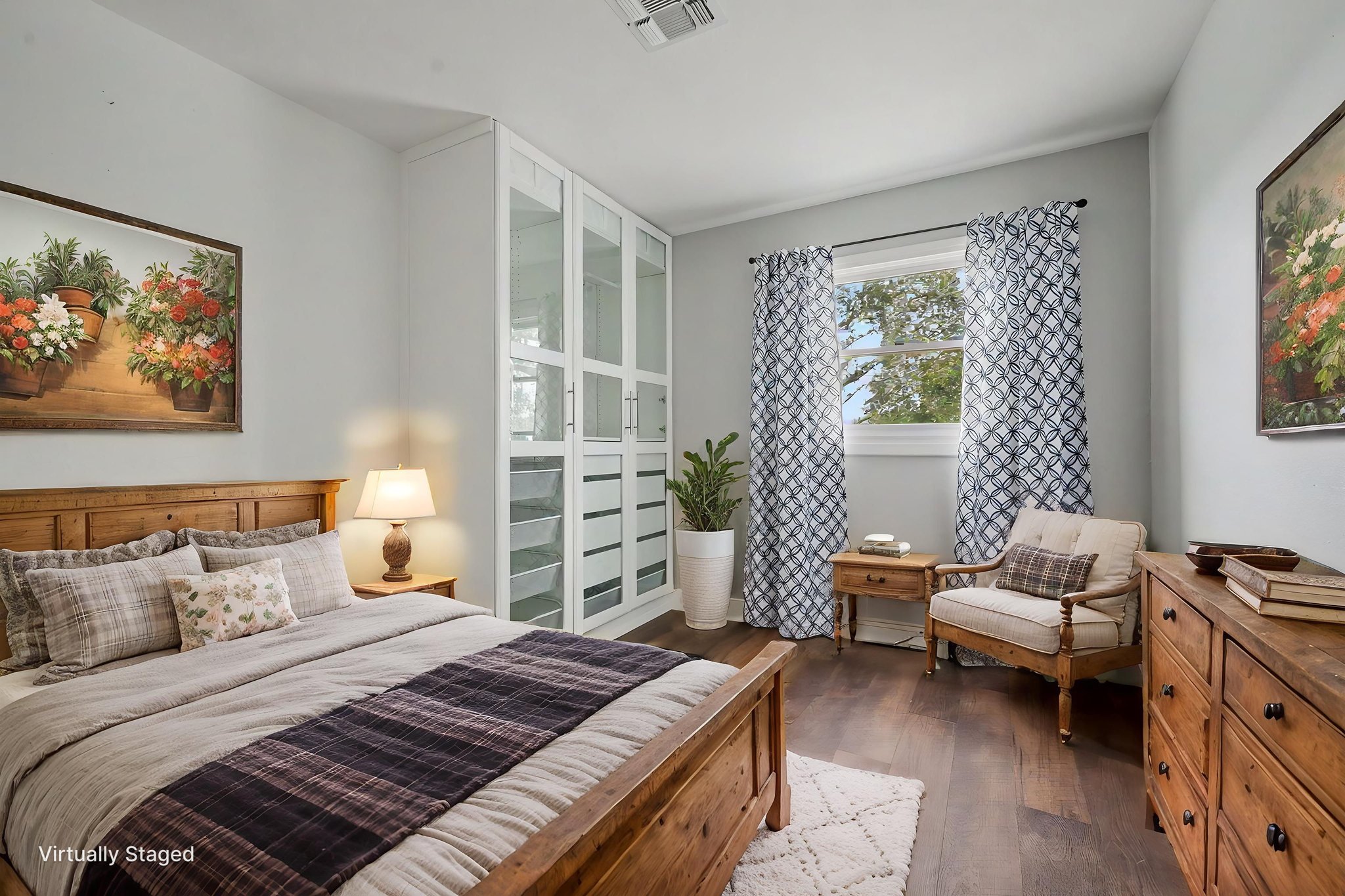 DSC03516 virtually staged.jpeg