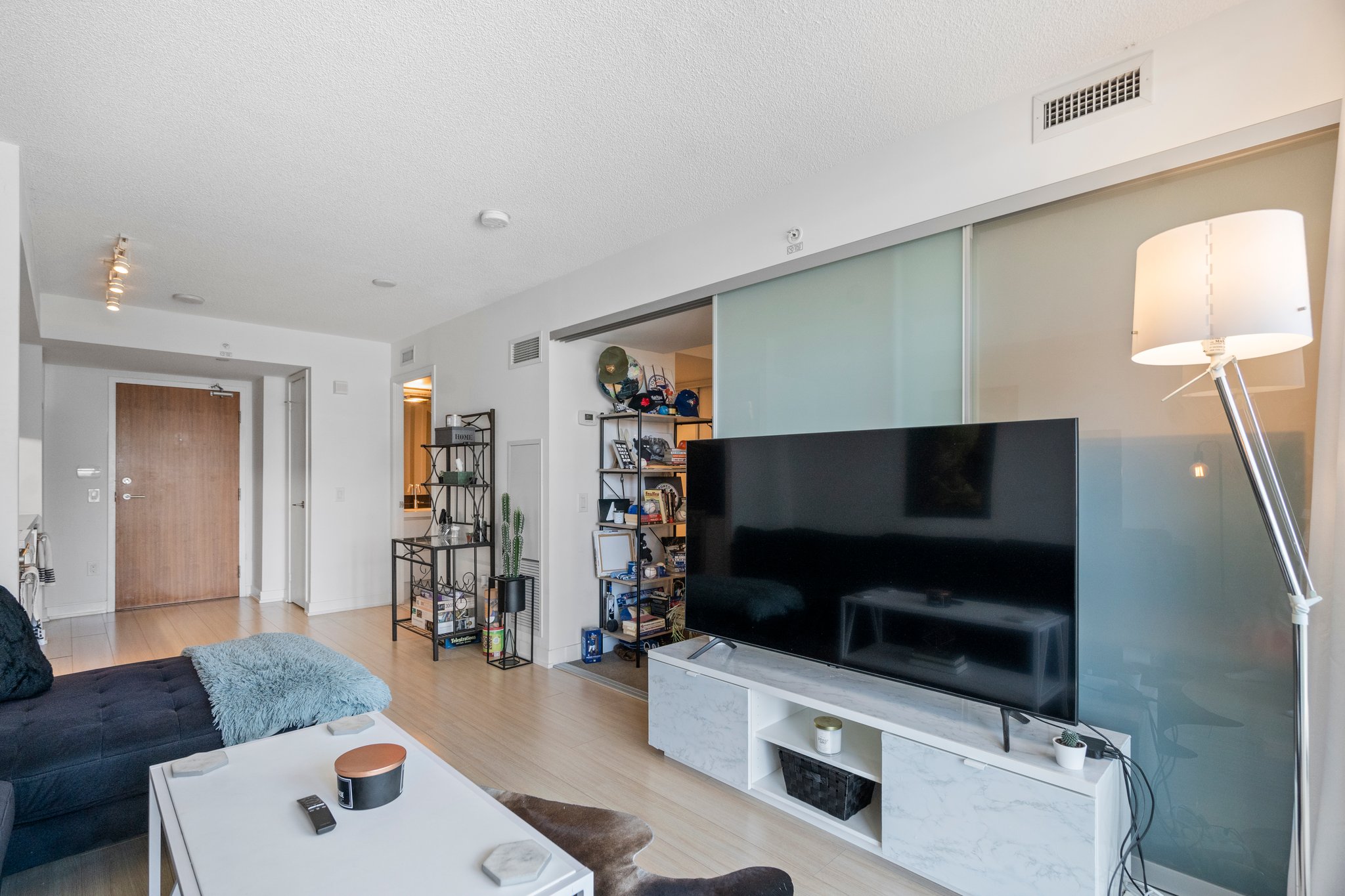 75 Queens Wharf Rd 1511 Toronto, ON M5V 0J8