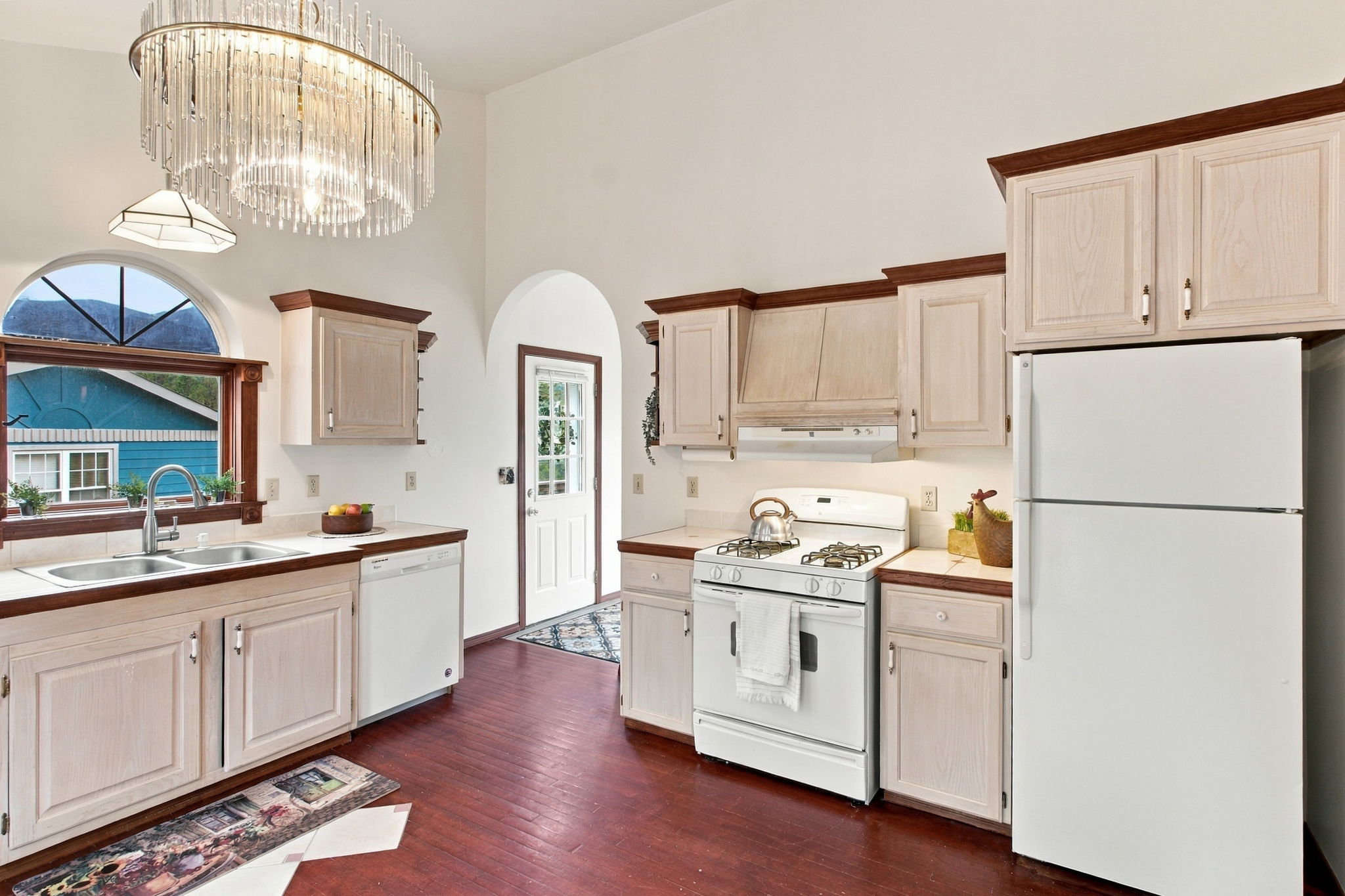 Functional Eat In Kitchen, All Appliances Included