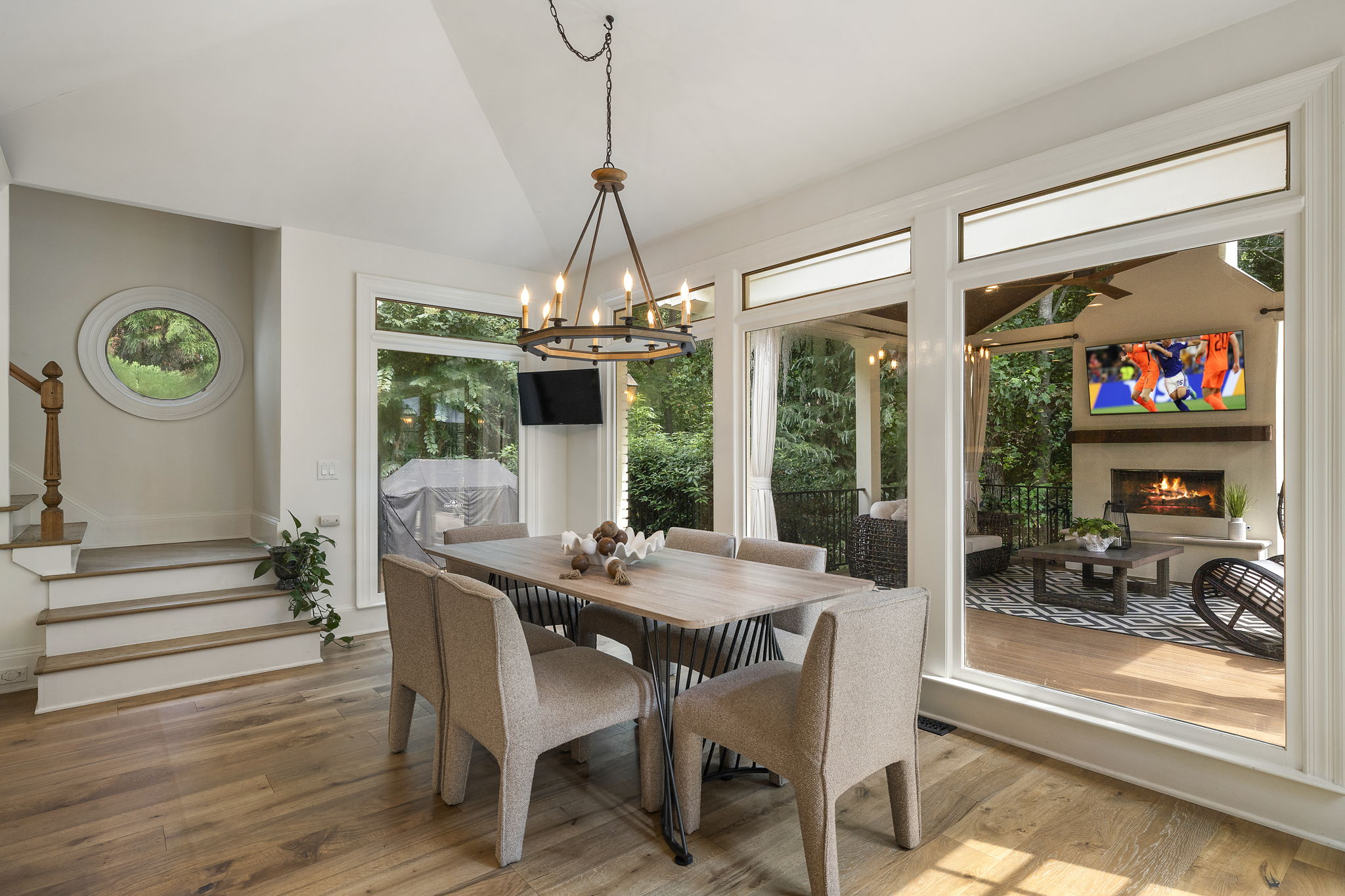 Breakfast room and second stair