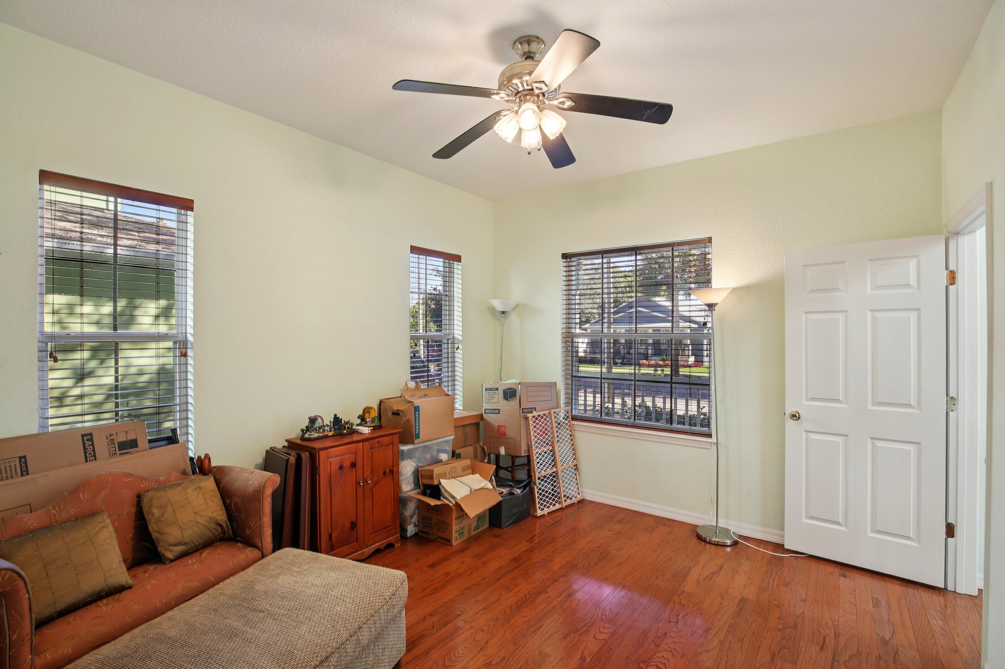 S Mascotte St-S3011-020.jpg