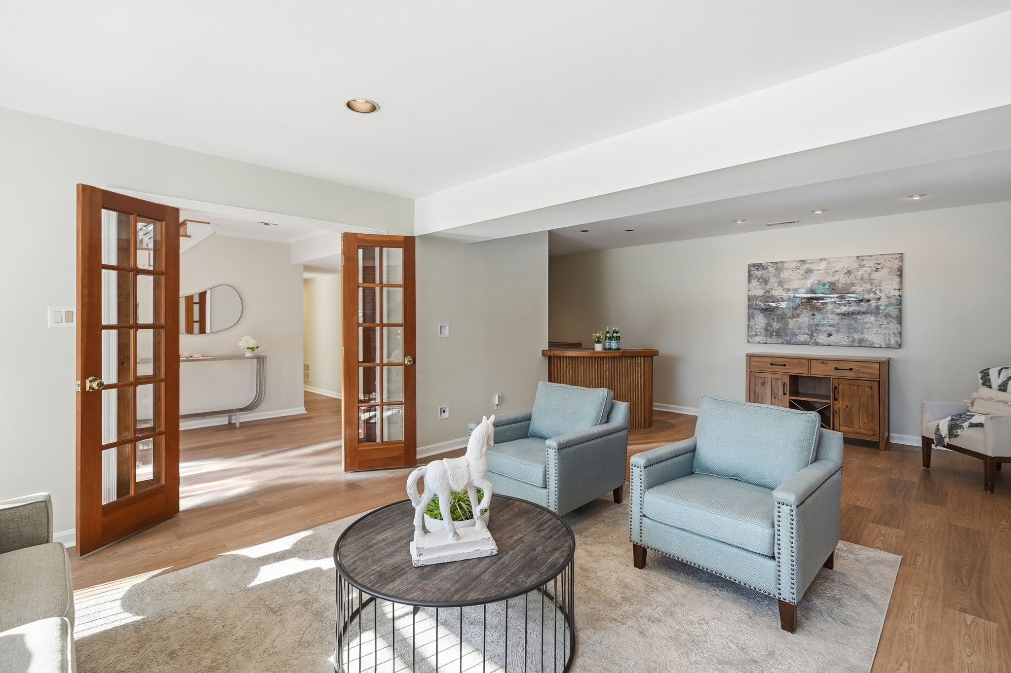 Complete with built-in bar, perfect for entertaining