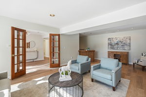 Complete with built-in bar, perfect for entertaining