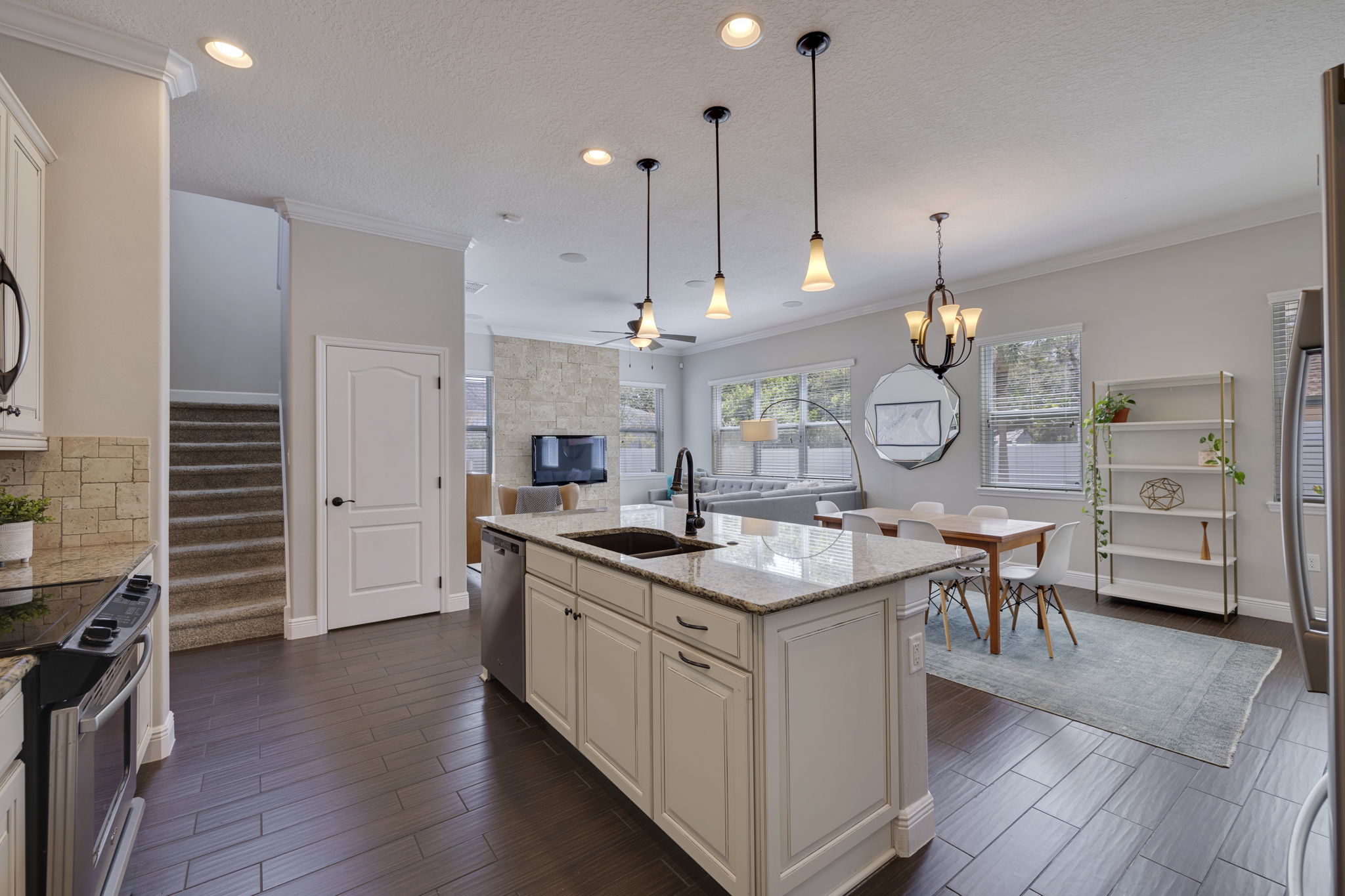 AB3_7515 S Trask St-15