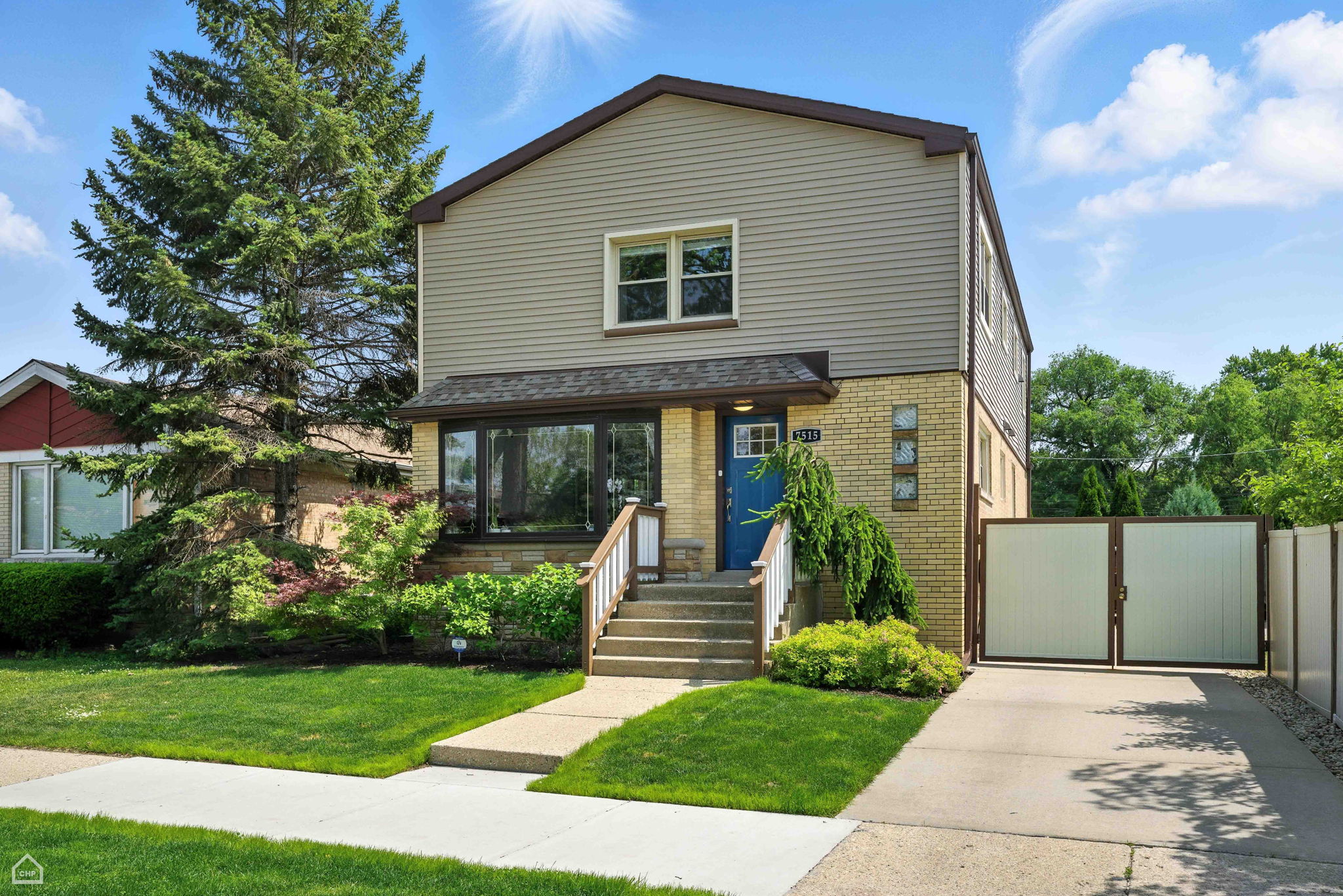 7515 W Roscoe St_002