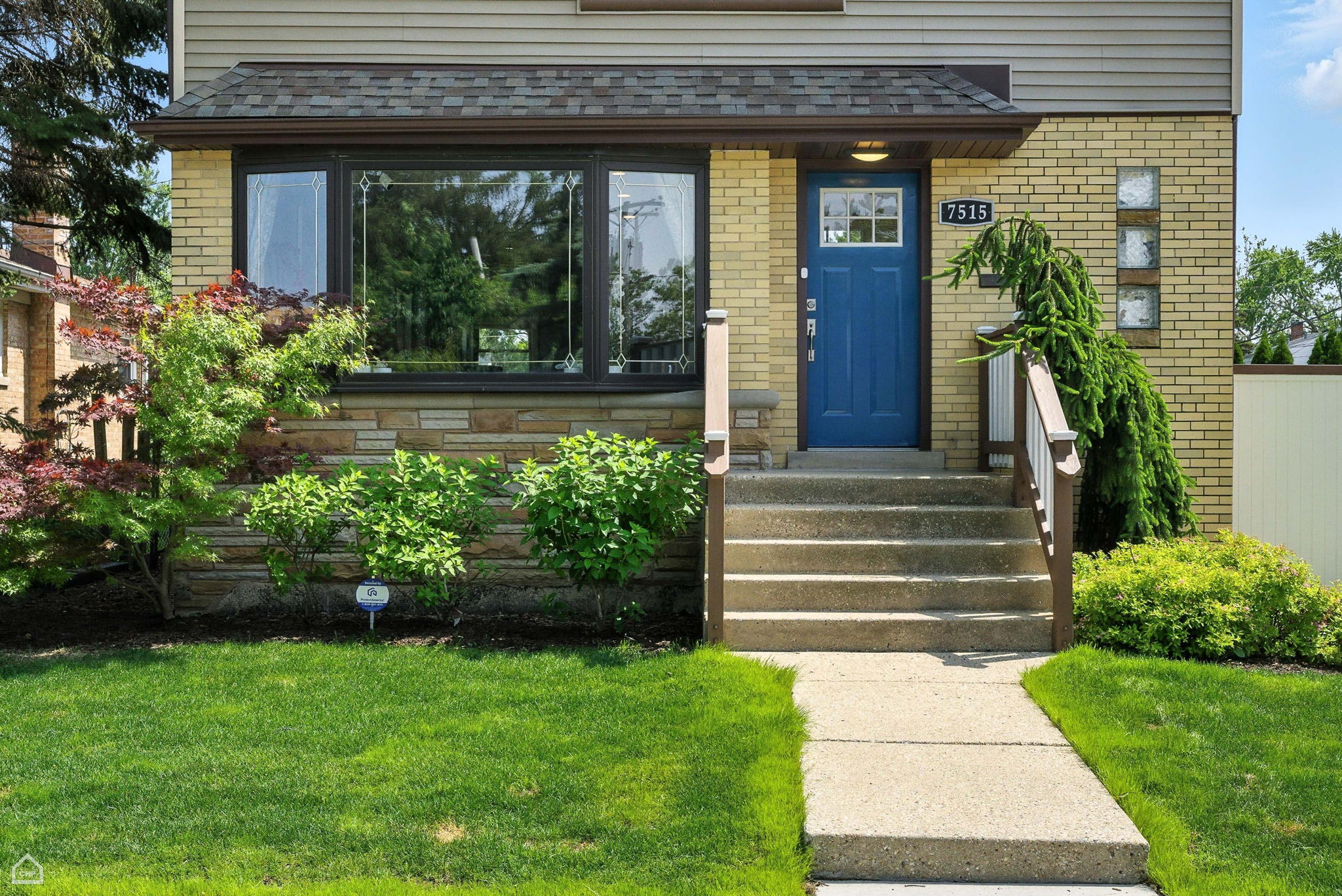 7515 W Roscoe St_004