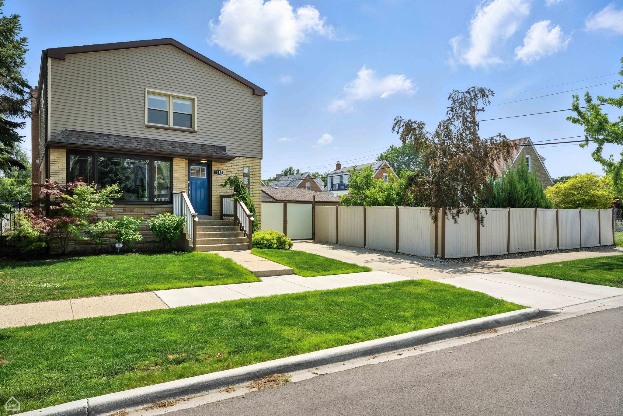 7515 W Roscoe St_005