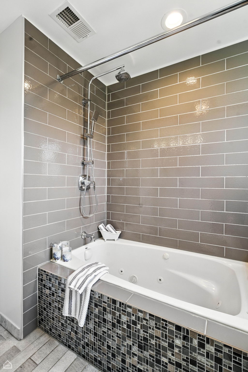 7515 W Roscoe St_058