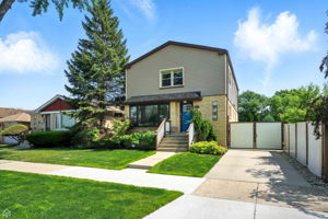 7515 W Roscoe St_001