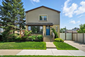 7515 W Roscoe St_003