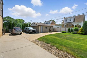7515 W Roscoe St_018