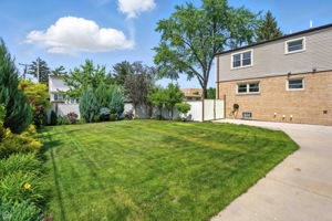 7515 W Roscoe St_020