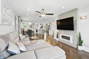 7515 W Roscoe St_025