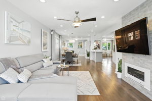 7515 W Roscoe St_026
