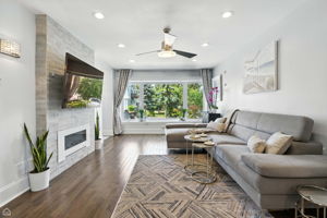 7515 W Roscoe St_042