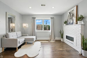 7515 W Roscoe St_052