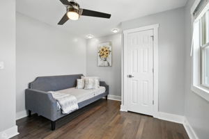 7515 W Roscoe St_062