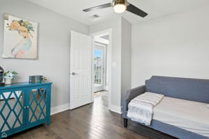 7515 W Roscoe St_063