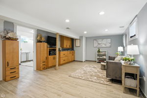 7515 W Roscoe St_069