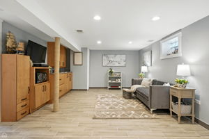 7515 W Roscoe St_070