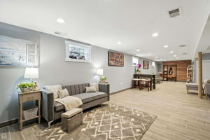 7515 W Roscoe St_071