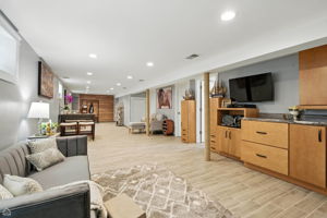 7515 W Roscoe St_072