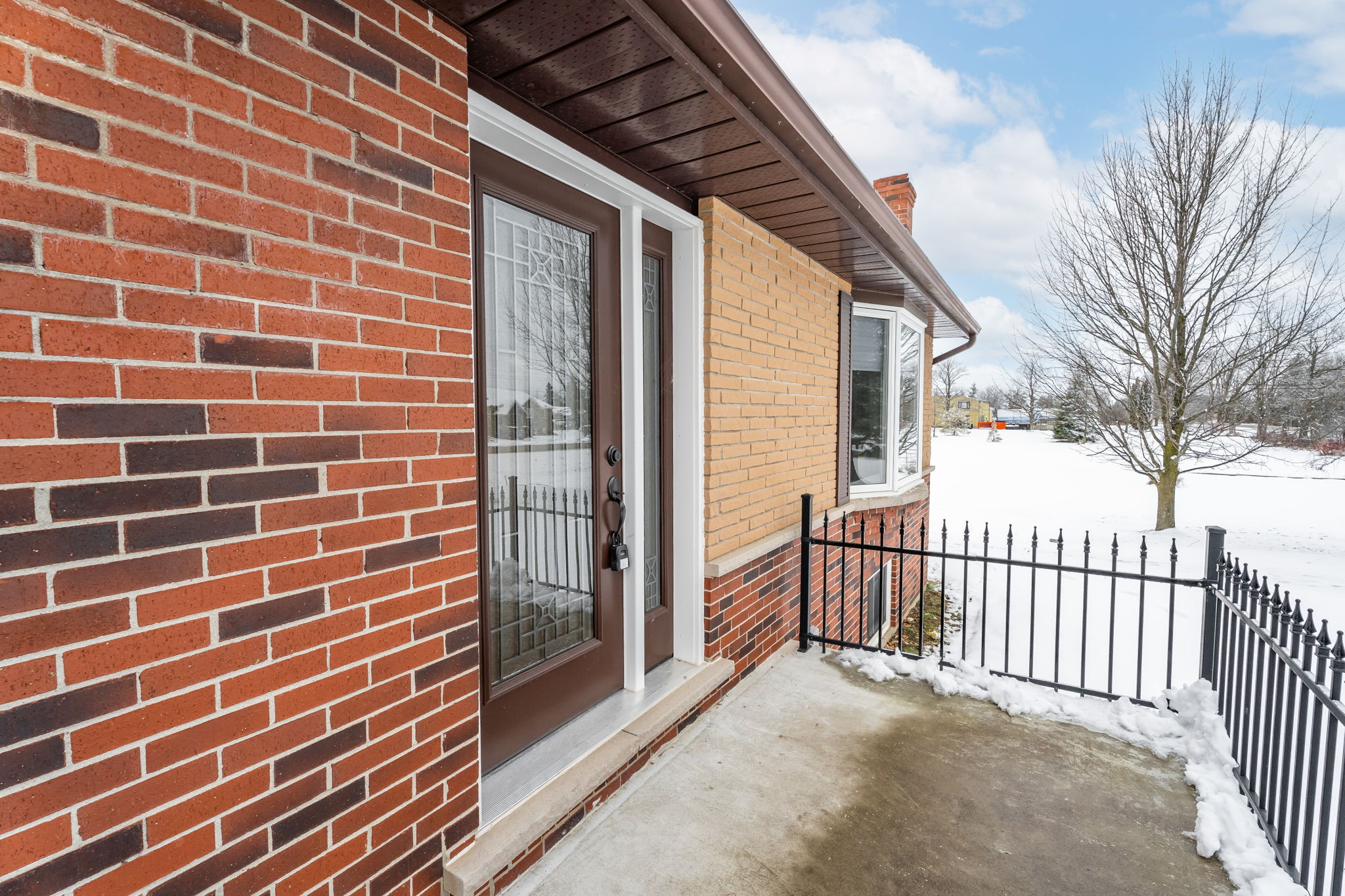 Front Porch/Entrance