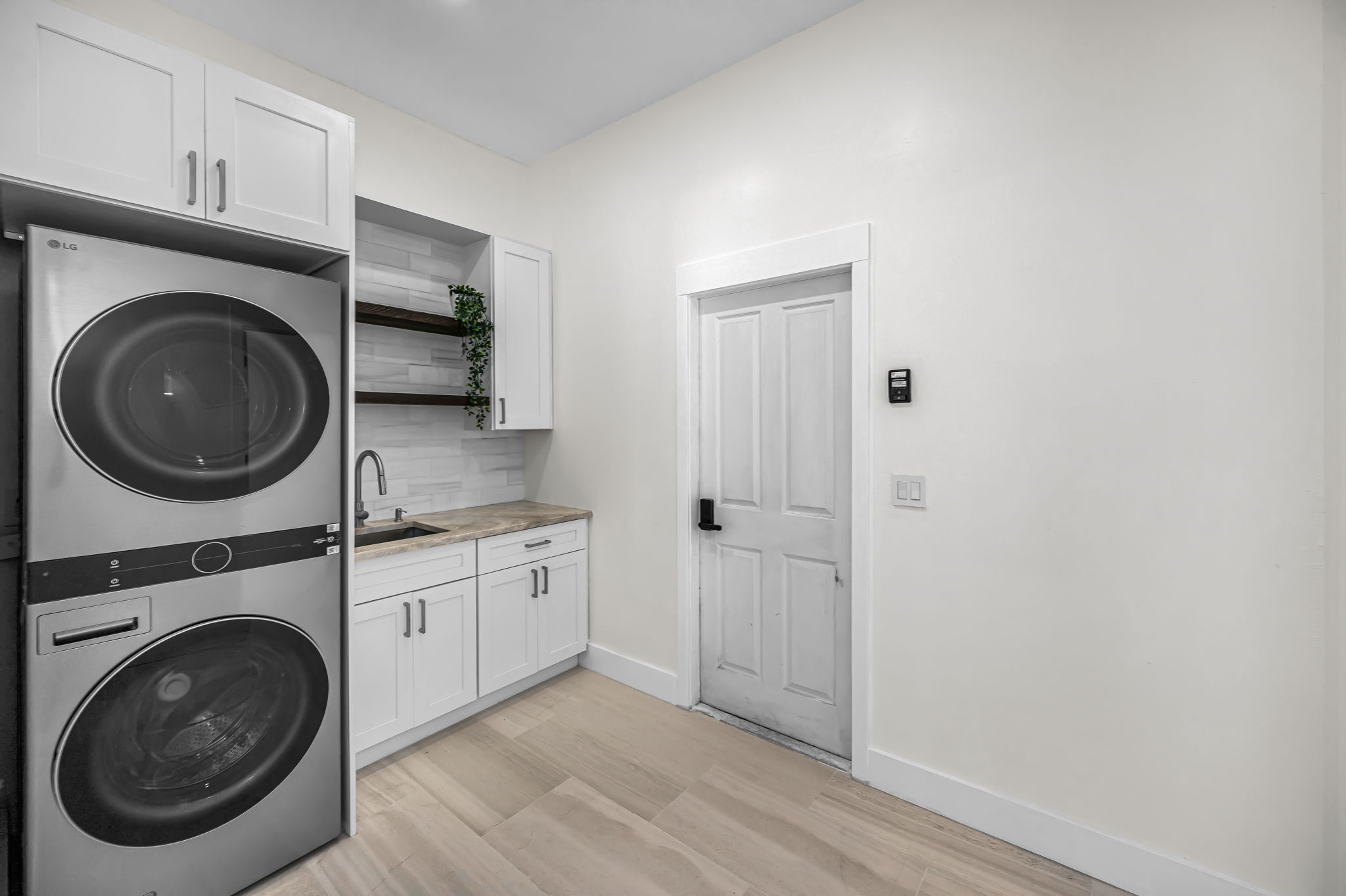 Laundry Room1b