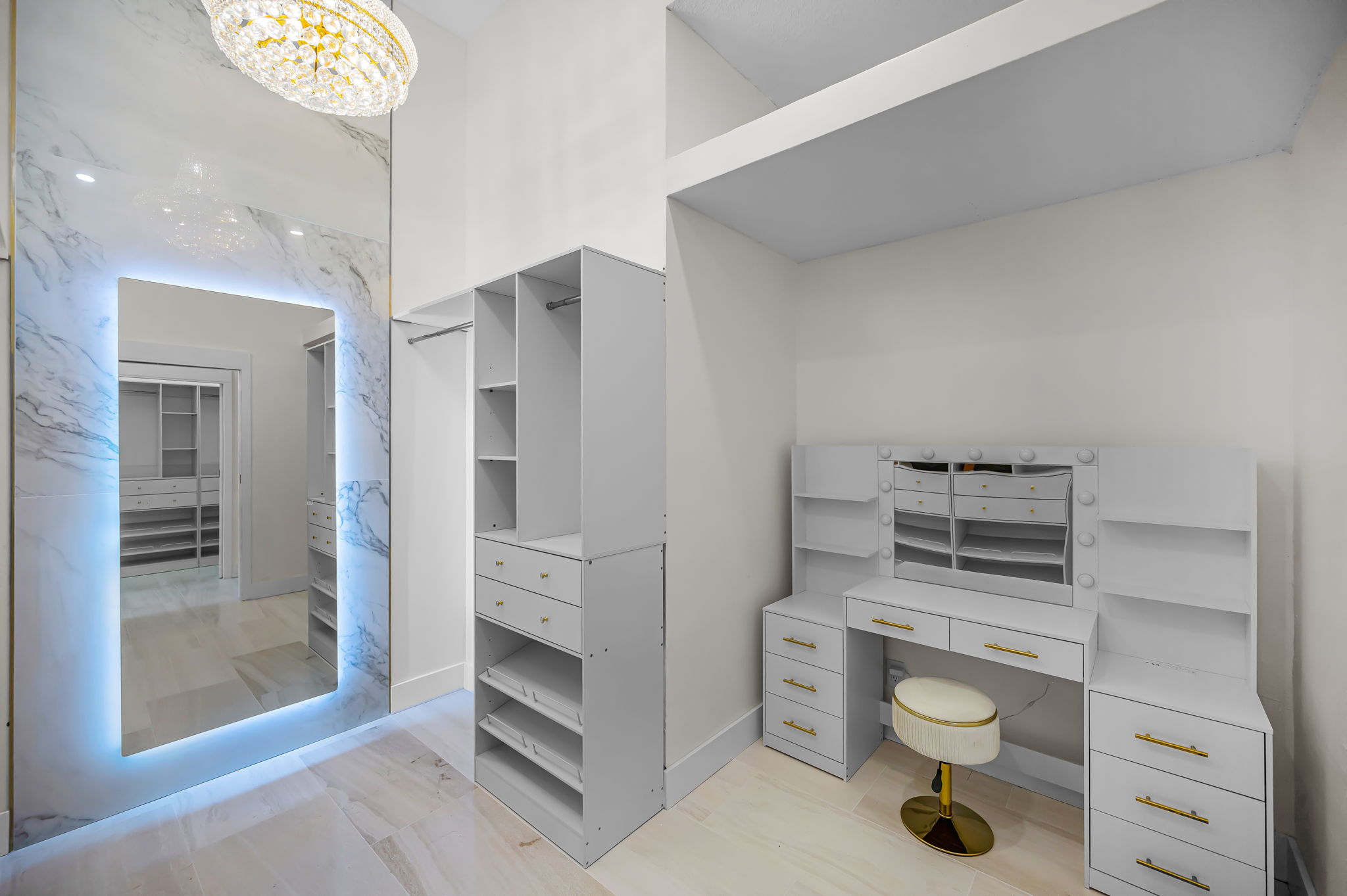 Primary Bedroom Walk-in Closet1b