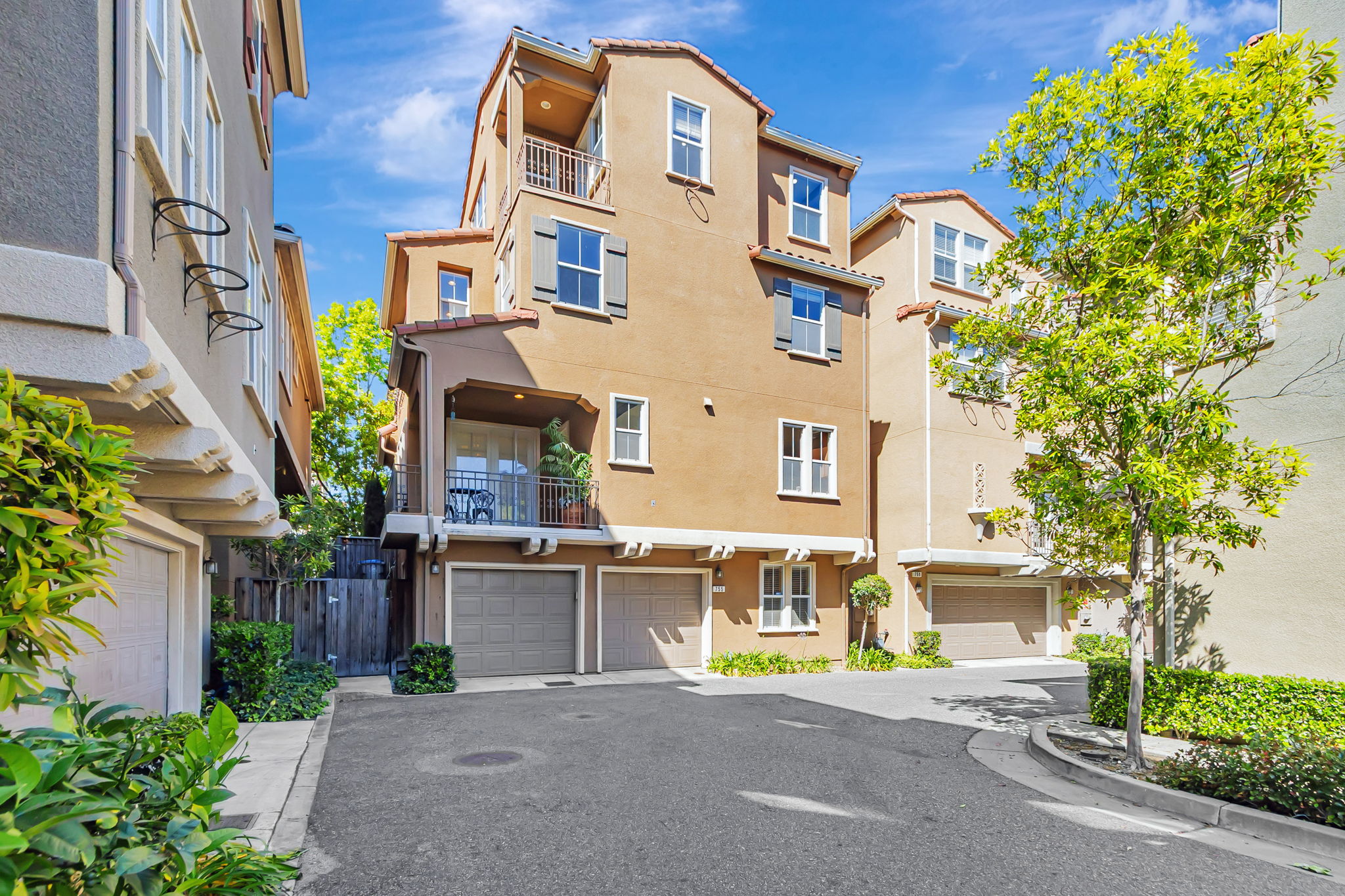 061_755 Adeline Ave