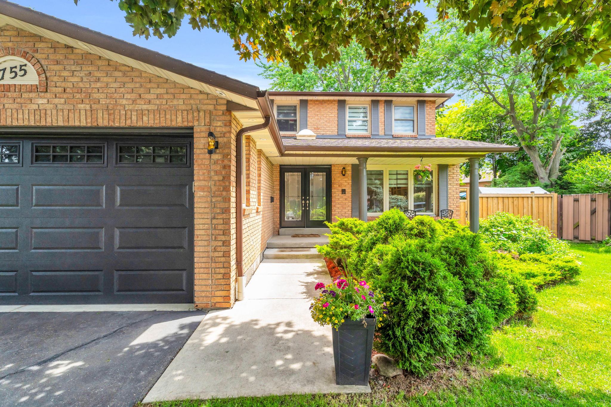 Front Porch/Entrance