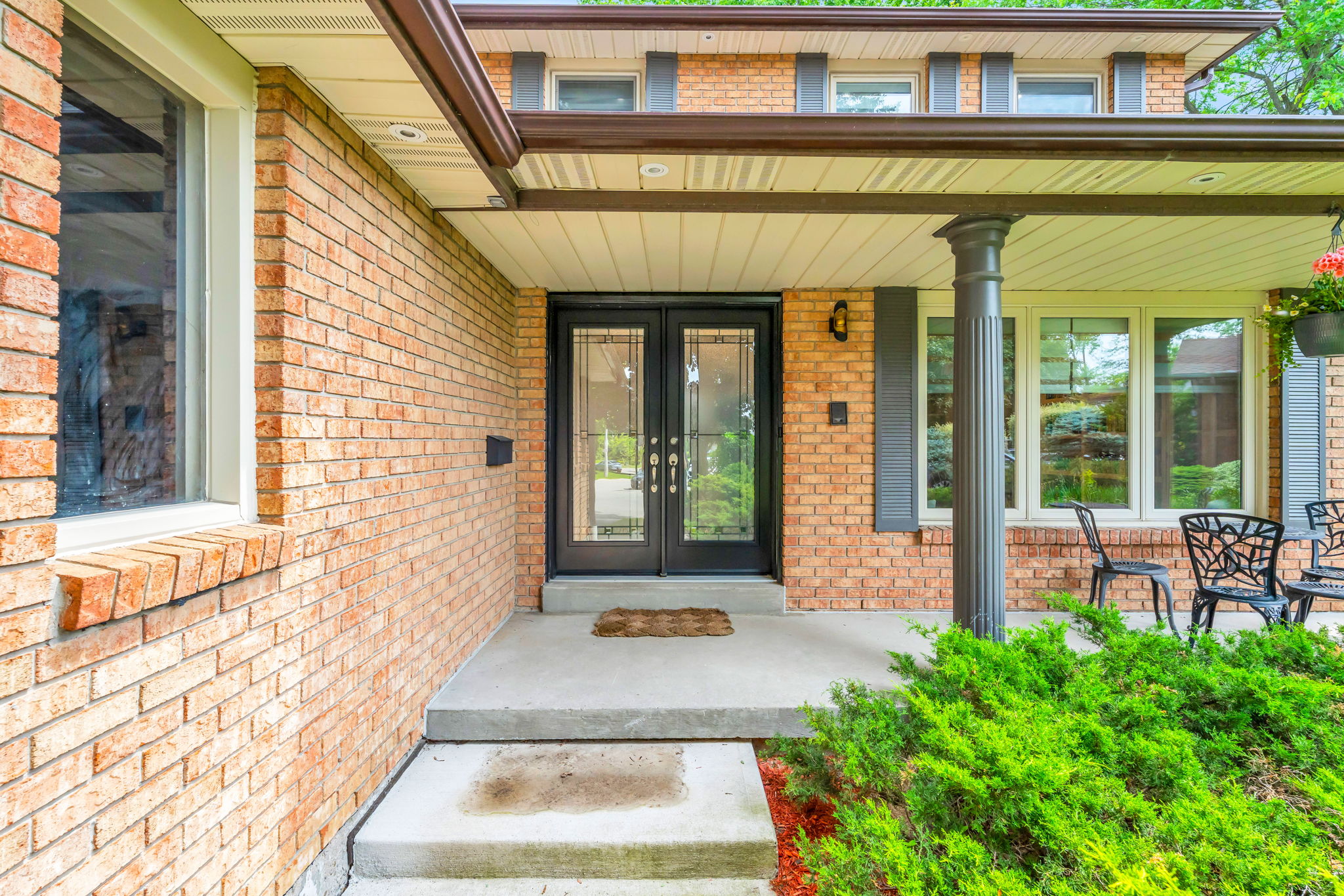 Front Porch/Entrance