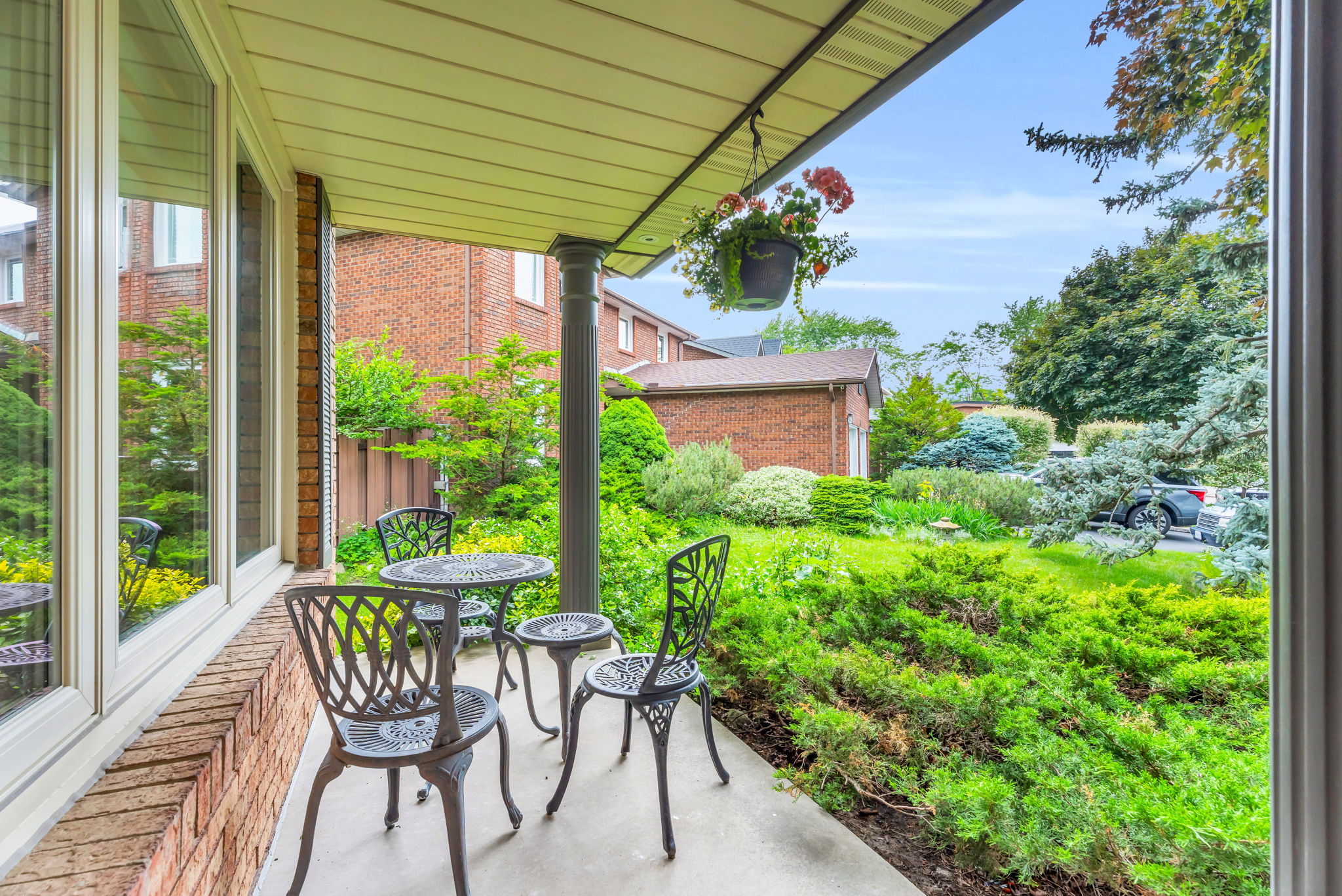 Front Porch/Entrance