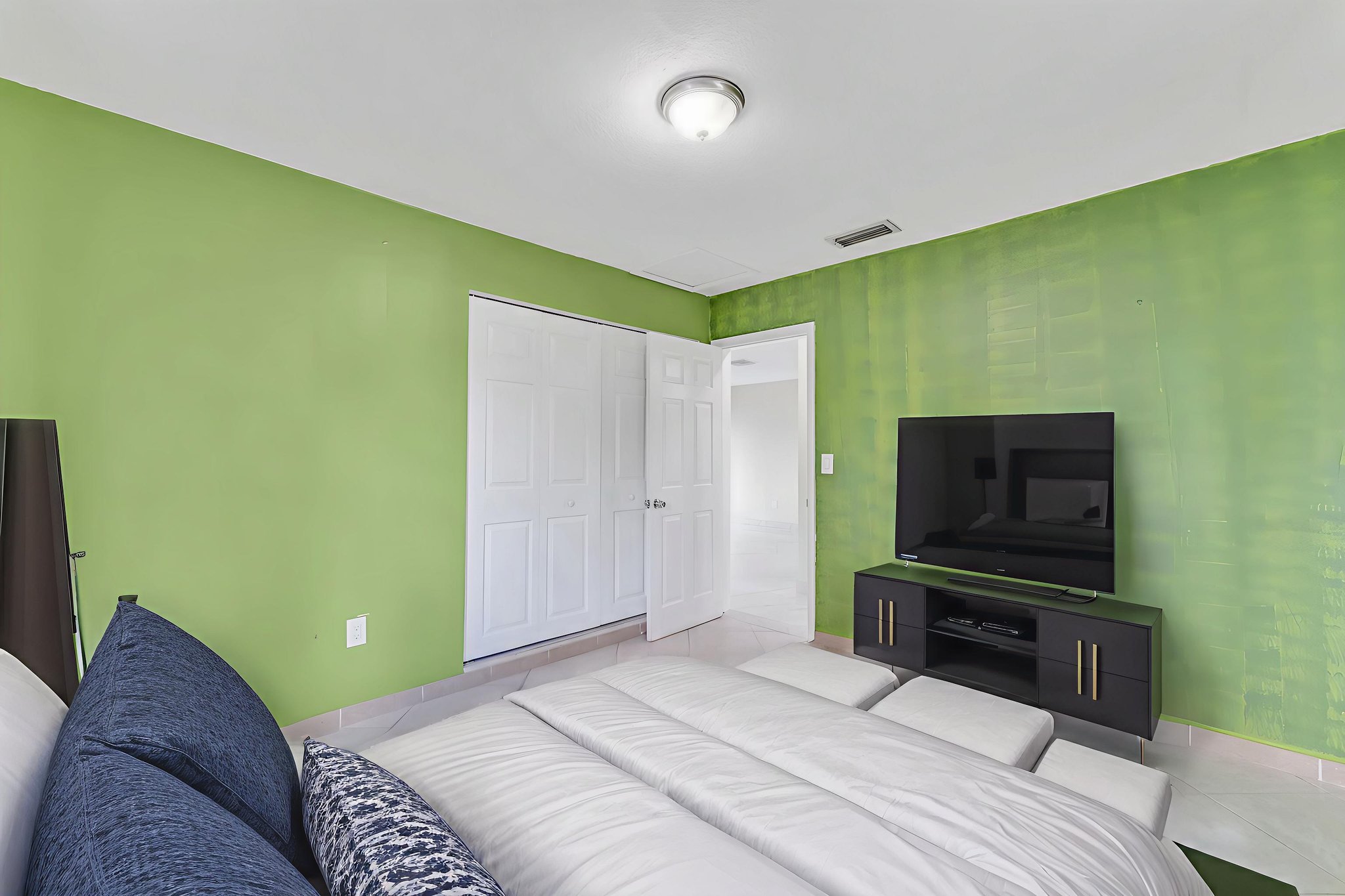 DSC09307 virtually staged.jpeg